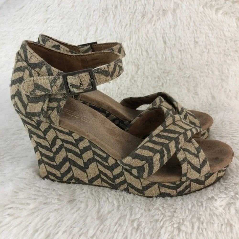 TOMS Chevron Espadrille Type Wedges. EUC.